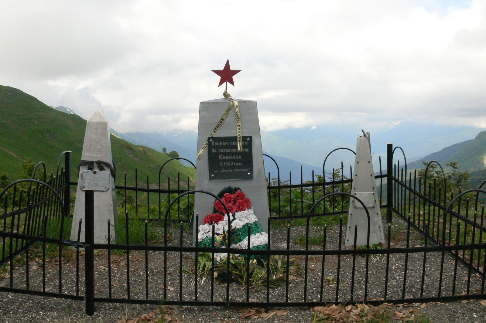 Памятник защитникам на перевале Пыв