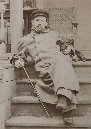 А.П. Чехов с одной из своих такс, май 1897 года