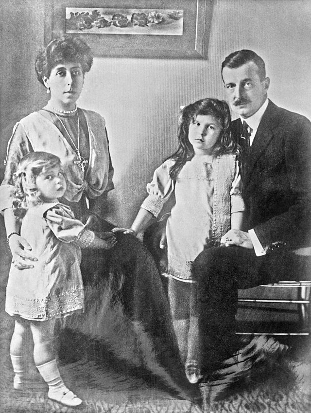 Виктория Фёдоровна и Кирилл Владимирович с дочерьми Марией и Кирой