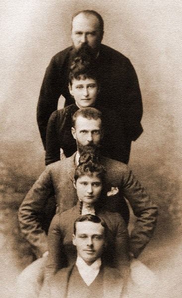 Сверху вниз: герцог гессенский Людвиг IV, Елизавета Фёдоровна, Сергей Александрович, Александра Фёдоровна и её брат Эрнст Людвиг