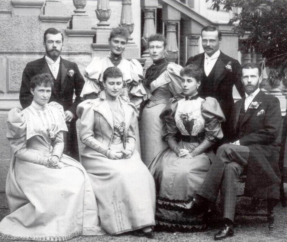 Верхний ряд слева направо: Николай II, Александра Фёдоровна, её сестра Виктория Маунтбеттен и её брат герцог гессенский Эрнст Людвиг. Нижний ряд слева направо: сестра Александры Фёдоровны Ирена Прусская, Елизавета Фёдоровна, первая жена Эрнста Людвига Виктория Мелита и Сергей Александрович