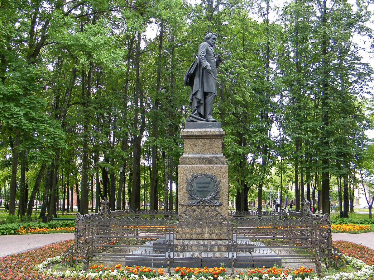 Памятник М.И. Глинке в Смоленске
