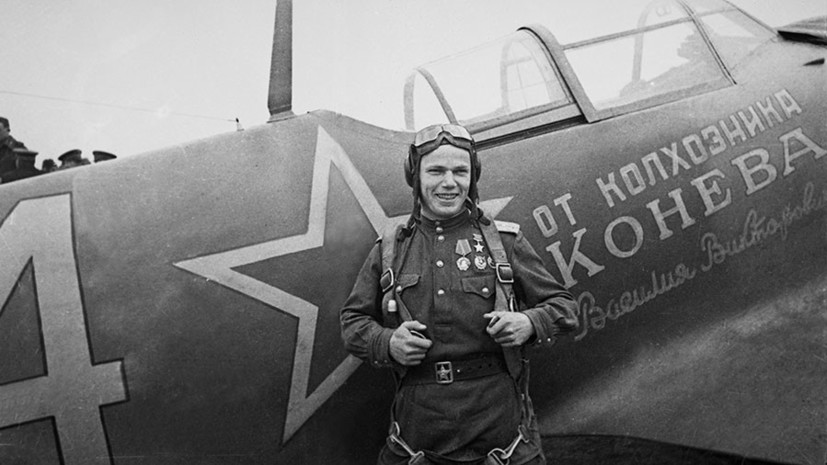 И.Н. Кожедуб на фоне своего знаменитого самолёта, полученного от В.В. Конева