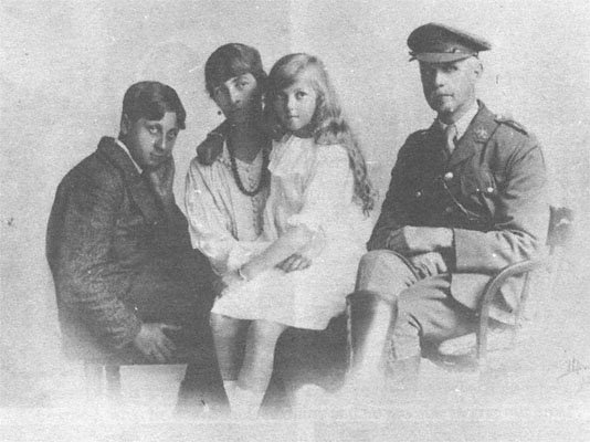 Э. Блэр с родителями и сестрой