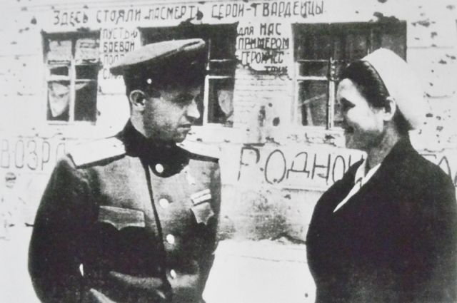 Я.Ф. Павлов и А.М. Черкасова на фоне Дома Павлова