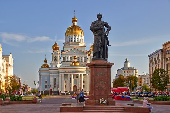 Кафедральный собор Фёдора Ушакова и памятник ему в Саранске
