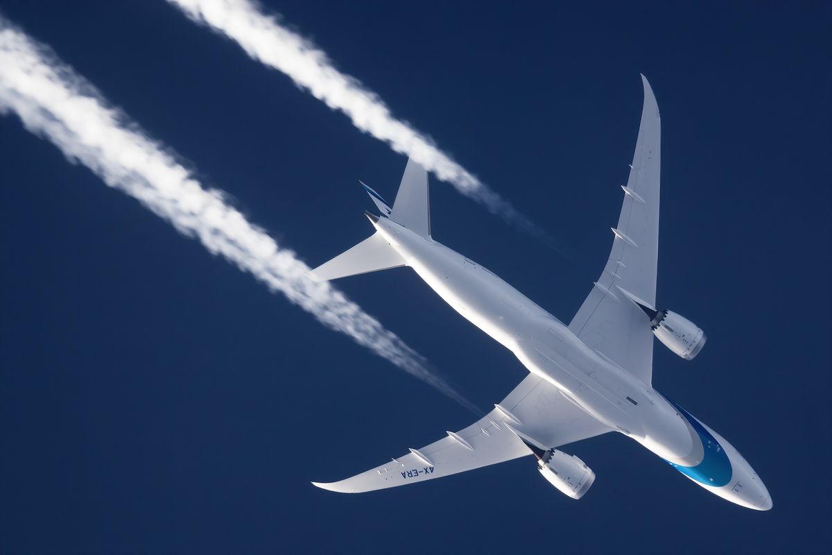 Конденсационный след от Boeing 787 Dreamliner
