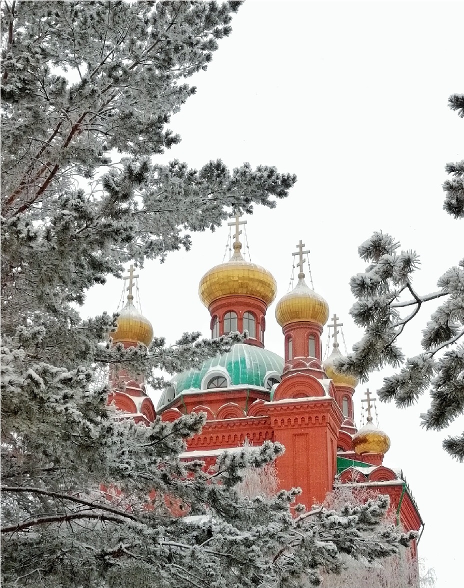 Светлый зимний пейзаж с православным крестом